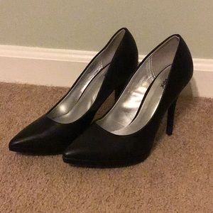 Black pumps